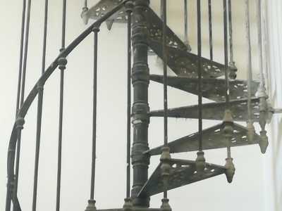 ...mentre appaiono di rilievo le due rampe di scale a chiocciola che portano al sottotetto. Sono infatti in ferro battuto lavorato e hanno un�aria antica e preziosa